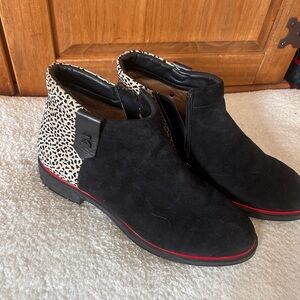Stylish Black Ankle Boots with Side Zipper and Trendy Heel